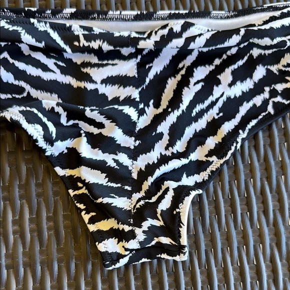 NWOT Victoria's Secret Black and White Zebra Print Cheeky Hipster Bikini bottom - Picture 5 of 5